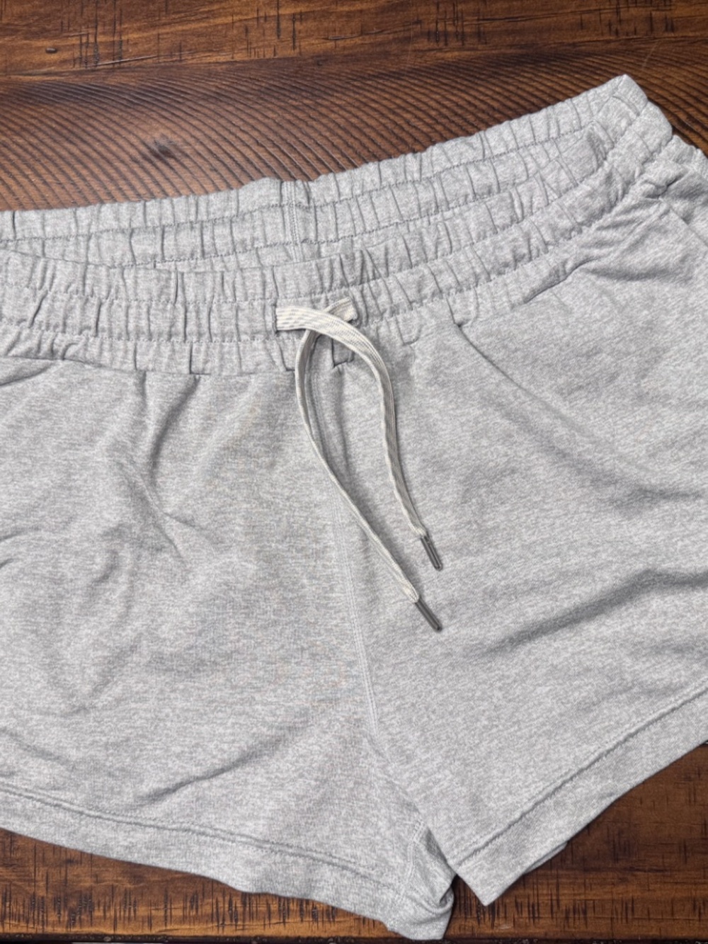 Vuori Halo Performance Shorts Light Heather Gray Women's Size M - Picture 2 of 8